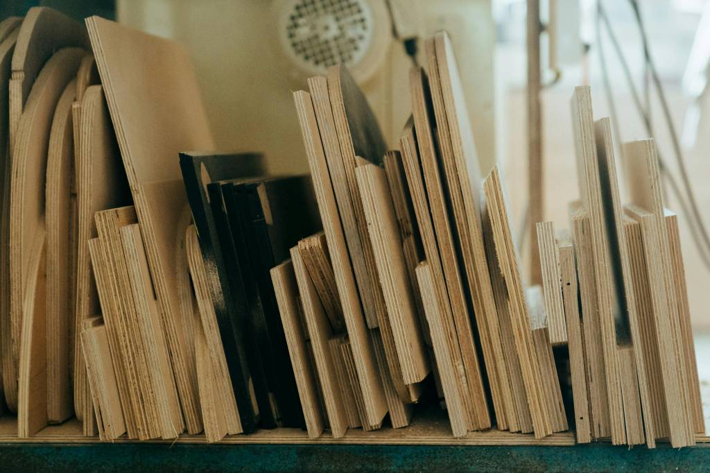 Les avantages des panneaux contreplaqués pour l’ameublement