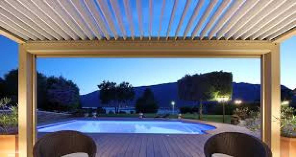 Pergolas bioclimatiques en bord de mer : matériaux et finitions à privilégier